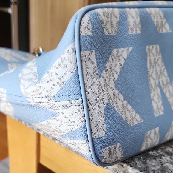 NWT Michael Kors Blue and Cream Signature JET SET Tote - Picture 9 of 11